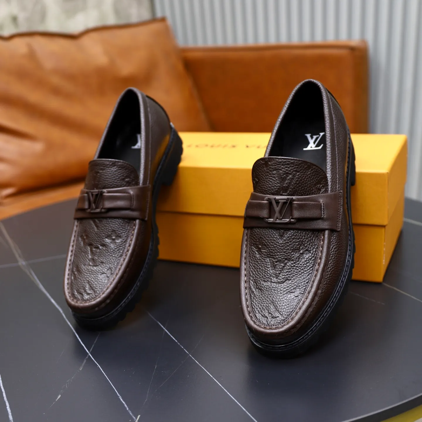 Ex-factory price: 600💰Louis Vuitton LV men's classic Oxford shoes, men's business formal boutique leather shoes, classic style, almond kernel exquisite toe, ultimate art, the whole shoe is made of imported cow leather (open edge beads), carefully selected, fine pores, excellent gloss, soft texture, strong toughness, durable and not easy to deform, apricot fetal cowhide leather lining, soft and comfortable, sweat-absorbent and breathable. Foam outsole, original box and dust bag packaging! Size: 38–44 (45/46 customized)